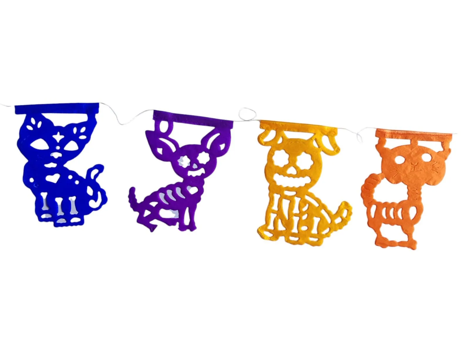 Papel picado de Día de Muertos con silueta de mascotas
